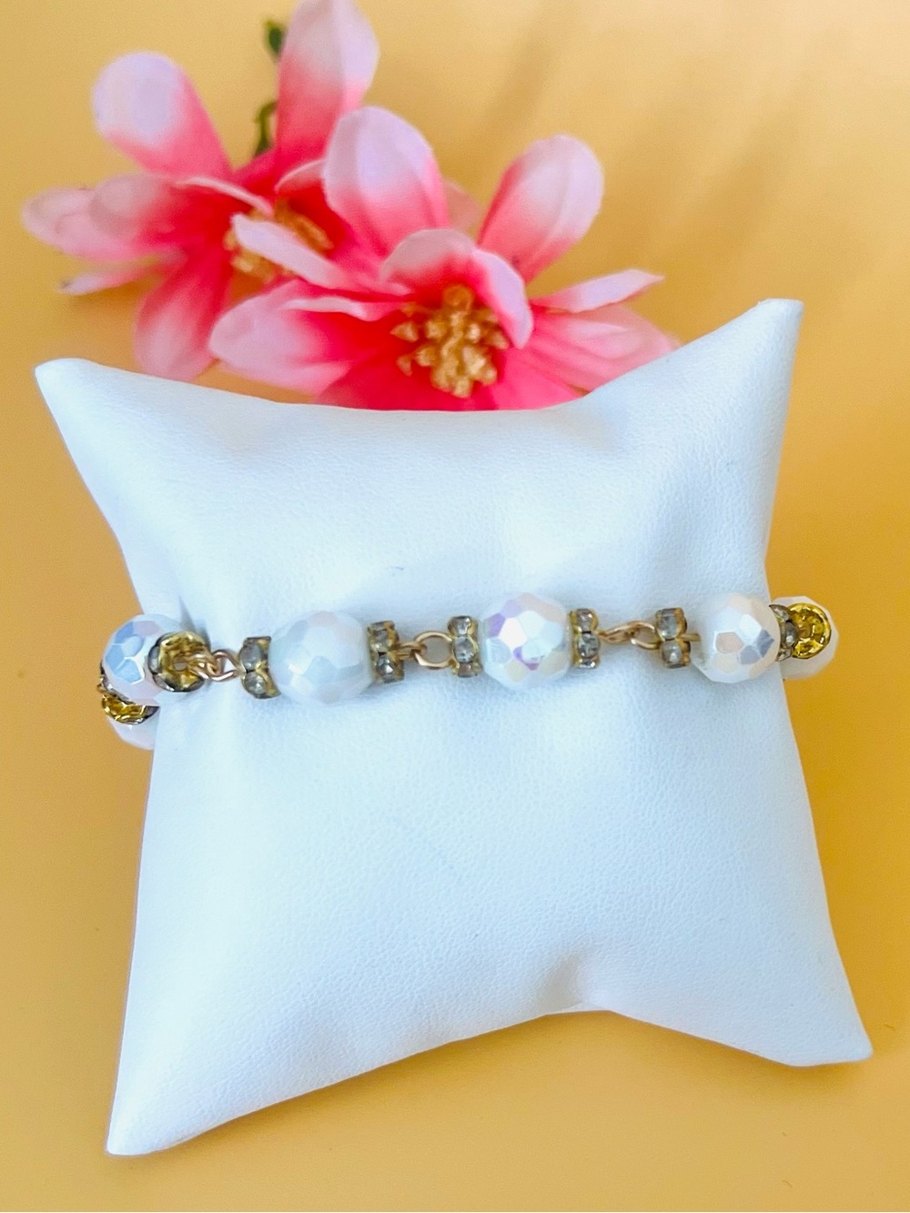 White and gold tone beaded bracelet with magnetic clasp ￼